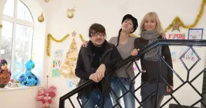 Стотици ангели долетяха на „Княжеска“ и се заселиха по стените на Кукления театър