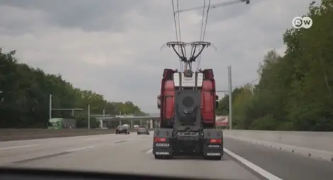 Камиони, захранвани на ток, се движат по магистрала в Германия