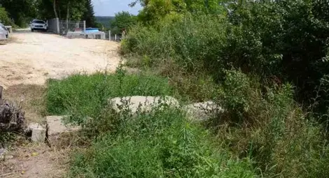 Съседски идилии: Път във вилна зона затворен след настилане с лични пари