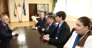 Орлин Пенков разговаря с младежи за значението на гражданската активност. Част от тях са участвали в големите антиправителствени протести от миналата година