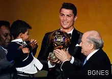 Кристиано Роналдо e новият носител на "Златната топка" на ФИФА