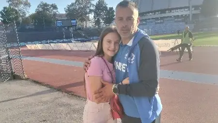 Старши треньорът Людмил Киров бе поздравен първо от Ема. Снимки: Георги ХРИСТОВ Старши треньорът Людмил Киров бе поздравен първо от Ема. Снимки: Георги ХРИСТОВ