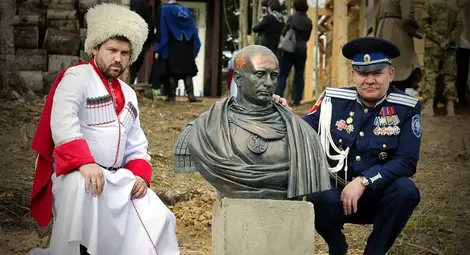 Бюст на Владимир Путин като римски император краси село край Санкт Петербург /гелерия/