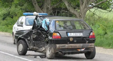 Съпругата на загиналия преди 7 години на разклона за Екзарх Йосиф шофьор получава 120 000 лева обезщетение, двете му деца очакват още 240 000, но биха дали и последния си лев, ако могат отново да прегърнат баща си.                          Снимка: Архив &bdquo;Утро&ldquo;