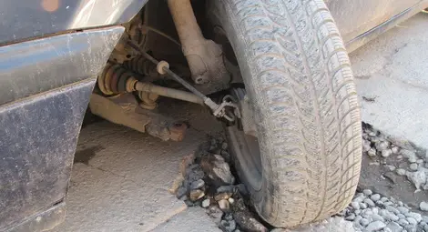 Фолксваген остана на място в дълбока дупка до &bdquo;Билла&ldquo;