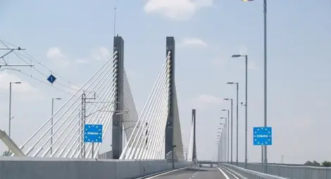 Русенски шофьор заловен с двама сирийци в камиона на Дунав мост 2 Русенски шофьор заловен с двама сирийци в камиона на Дунав мост 2