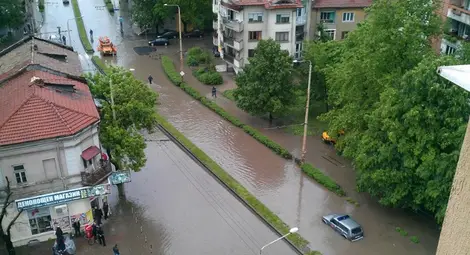 Над 100 сигнала за наводнени улици и сгради след края на бурята