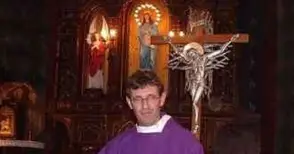 Отец Валтер освещава параклис в приюта „Добрия самарянин“