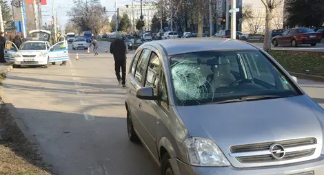 Опел помете 26-годишен пешеходец на &bdquo;Липник&ldquo;