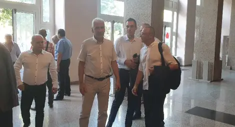 Пламен Стоилов пристигна на събранието с партийните шефове, но бързо напусна тяхната компания. Снимка: Авторът Пламен Стоилов пристигна на събранието с партийните шефове, но бързо напусна тяхната компания. Снимка: Авторът