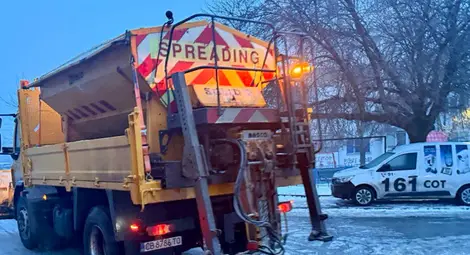 Екипите на три фирми работят по обработката на пътищата срещу заледявания в община Русе Екипите на три фирми работят по обработката на пътищата срещу заледявания в община Русе