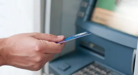 Крадец с 13 присъди се връща в затвора за източване със замах на чужда банкова карта