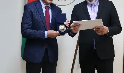 Експрезидентът Петър Стоянов бе удостоен с плакет от областния управител на Русе Драгомир Драганов Експрезидентът Петър Стоянов бе удостоен с плакет от областния управител на Русе Драгомир Драганов