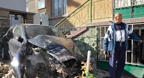 Фиат &bdquo;паркира&rdquo; пред вход на къща, стопанинът не можа да се прибере /галерия/