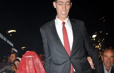 Най-високият мъж в света мина под венчило /галерия/