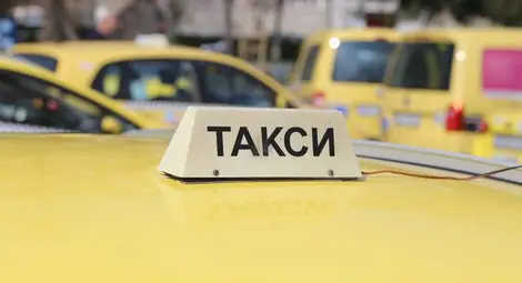 Такси блъсна бягащ грабител с изтръгната от жена чанта