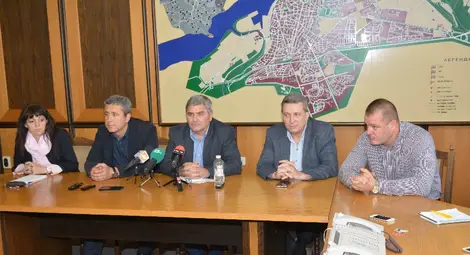 Директорът на ОДМВР ст.комисар Теодор Атанасов /в средата/, окръжният прокурор Георги Георгиев/вляво/, зам.директорът на полицията комисар Илиян Енчев /вдясно/ и началникът на Криминална полиция Николай Кожухаров обясниха убийството в Голямо Враново. Сним