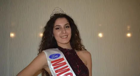 Новата Мис Русе обула високи токчета за първи път в живота си на конкурса