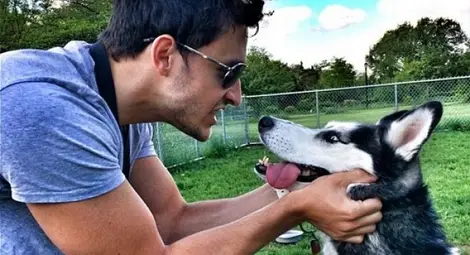 Привлекателен лекар и кучето му стават хит в мрежата