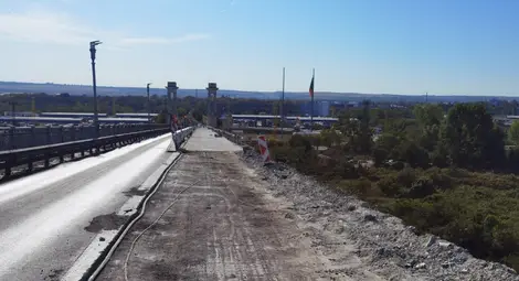 Демонтирани са осветителните стълбове и пешеходния парапет във втория затворен участък на Дунав мост при Русе