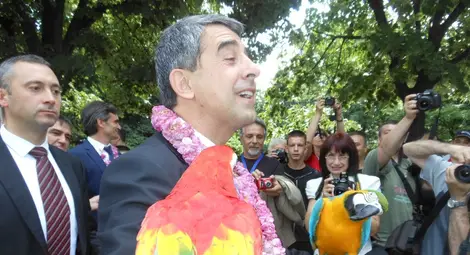 Папагали изненадаха Плевнелиев в Казанлък