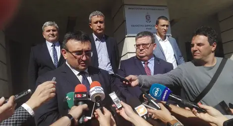 Вътрешният министър Младен Маринов и главният прокурор Сотир Цацаров пристигнаха на оперативно съвещание в Русе.  Снимка: Авторът
