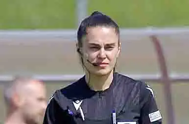 Дузпа: Как една жена - футболен съдия, направи показно на колегите си