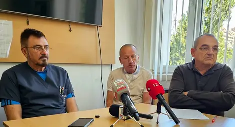 Д-р Димитър Гетов, д-р Христо Метев и д-р Светослав Дачев опр овергаха твърденията за увеличение на броя на заболелите от рак на белия дроб в Русе. Д-р Димитър Гетов, д-р Христо Метев и д-р Светослав Дачев опр овергаха твърденията за увеличение на броя на заболелите от рак на белия дроб в Русе.