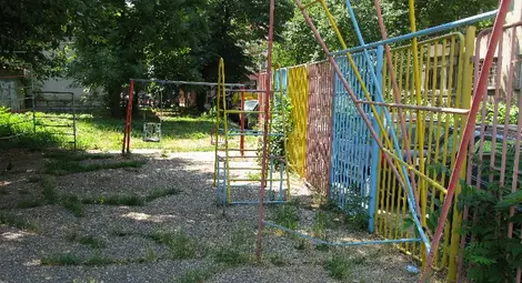 За нова детска площадка зад блок &bdquo;Строител&ldquo; настояват родители