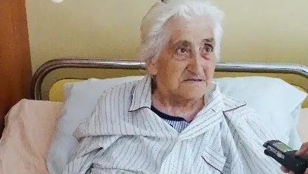 Лекари събраха пари за нова става на бедна старица