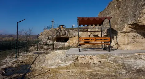 Уредникът от русенския музей Евгени Георгиев представя Беляновския скален манастир Уредникът от русенския музей Евгени Георгиев представя Беляновския скален манастир