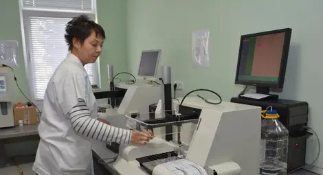 Биологът в лечебни заведения &bdquo;Медика&ldquo; Галина Велчева изследва витамин D на американския апарат Акцес 2.           Снимки: Бисер ТОДОРОВ