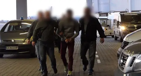 Северин скри лицето си при кацането в България