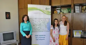 Петокласничката Йова дари 4 екотабели по свой проект