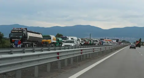 Протест пред НС в знак на недоволство срещу новия закон за горивата Протест пред НС в знак на недоволство срещу новия закон за горивата