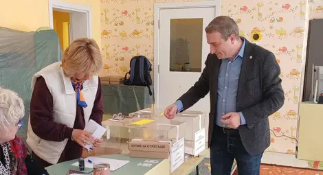 Водачът на листата на ГЕРБ-СДС в Русе адв. Николай Братованов гласува за чист въздух в Русе, за стабилно правителство и ред в държавата Водачът на листата на ГЕРБ-СДС в Русе адв. Николай Братованов гласува за чист въздух в Русе, за стабилно правителство и ред в държавата