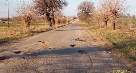 Дупки правят непроходим пътя между Ветово и Смирненски Дупки правят непроходим пътя между Ветово и Смирненски