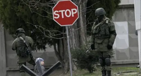 Вижте детето, което проби руския кордон, за да прегърне татко