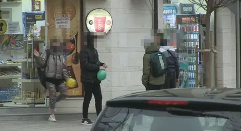 Тийнейджъри се забавляват с райски газ преди часовете