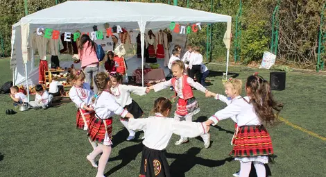 Малчугани пяха и тропнаха хорце на пъстър фолклорен празник