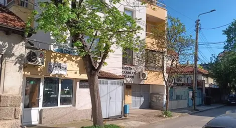 Кооперацията на ул. &bdquo;Войводова&ldquo; 35, изградена на мястото на родната къща на Баба Тонка. През 2000 година там е поставена паметна плоча с решение на Общинския съвет.