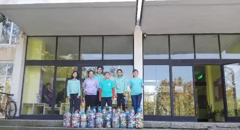 Нови 183 кг пластмасови капачки доближават Мими до мечтаната количка