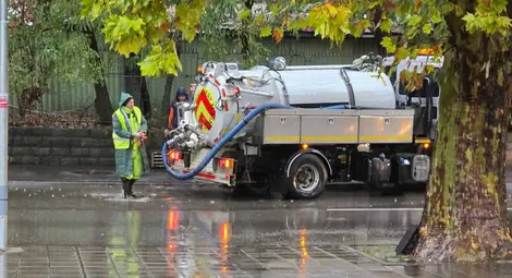 Екипи на фирмата за обществена хигиена отводняват улици в Русе, остава в сила оранжевият код за опасни валежи