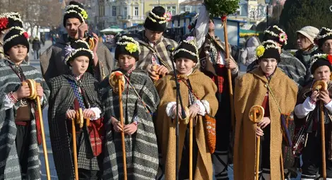 Младите коледари от Тетово огласиха площада на два пъти.  Снимка: Бисер Тодоров