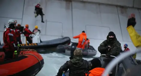 Активисти на &bdquo;Грийнпийс&rdquo; арестувани при акция срещу нефтена платформа на &bdquo;Газпром&rdquo; в Арктика