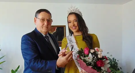 Със заря и мажоретки посрещнаха новата Мис България Сара Младенова в родния ѝ Шумен Със заря и мажоретки посрещнаха новата Мис България Сара Младенова в родния ѝ Шумен