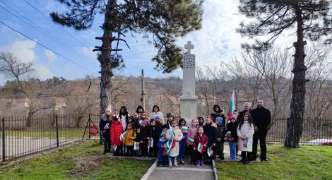 С камбанен звън и тържественост почетоха Трети март в община Ценово С камбанен звън и тържественост почетоха Трети март в община Ценово