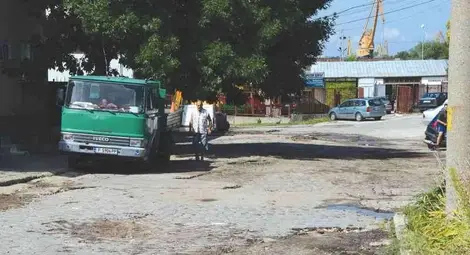 Бурята откърти кръпките по дупки на павираните улици