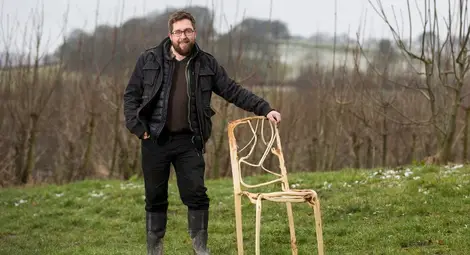 Мебелна компания отглежда столове от живи дървета