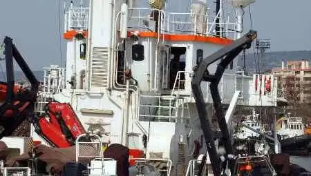 Легендарният кораб на "Грийнпийс" Arctic Sunrise акостира във Варна /галерия/